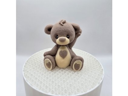Hnedý macík so srdiečkom na brušku – cukrová figúrka na tortu z lásky