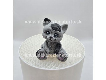 Sivé flakaté mačiatko – roztomilá ručne modelovaná figúrka na tortu.