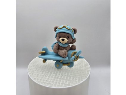 Macík pilot v modrom lietadle so zlatou vrtuľou – ozdoba na tortu pre malého letca