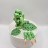Sada na tortu s motívom dinosaura: zelený dinosaurus, listy monstery a realistické dino pazúry.