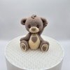 Hnedý macík so srdiečkom na brušku – cukrová figúrka na tortu z lásky