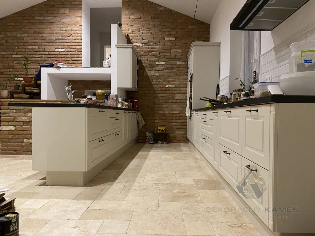 Mramorová dlažba v interiéri