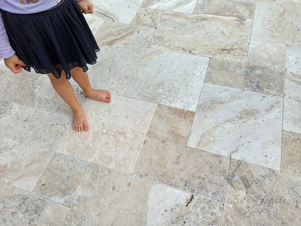 Kamenná dlažba travertín na terase