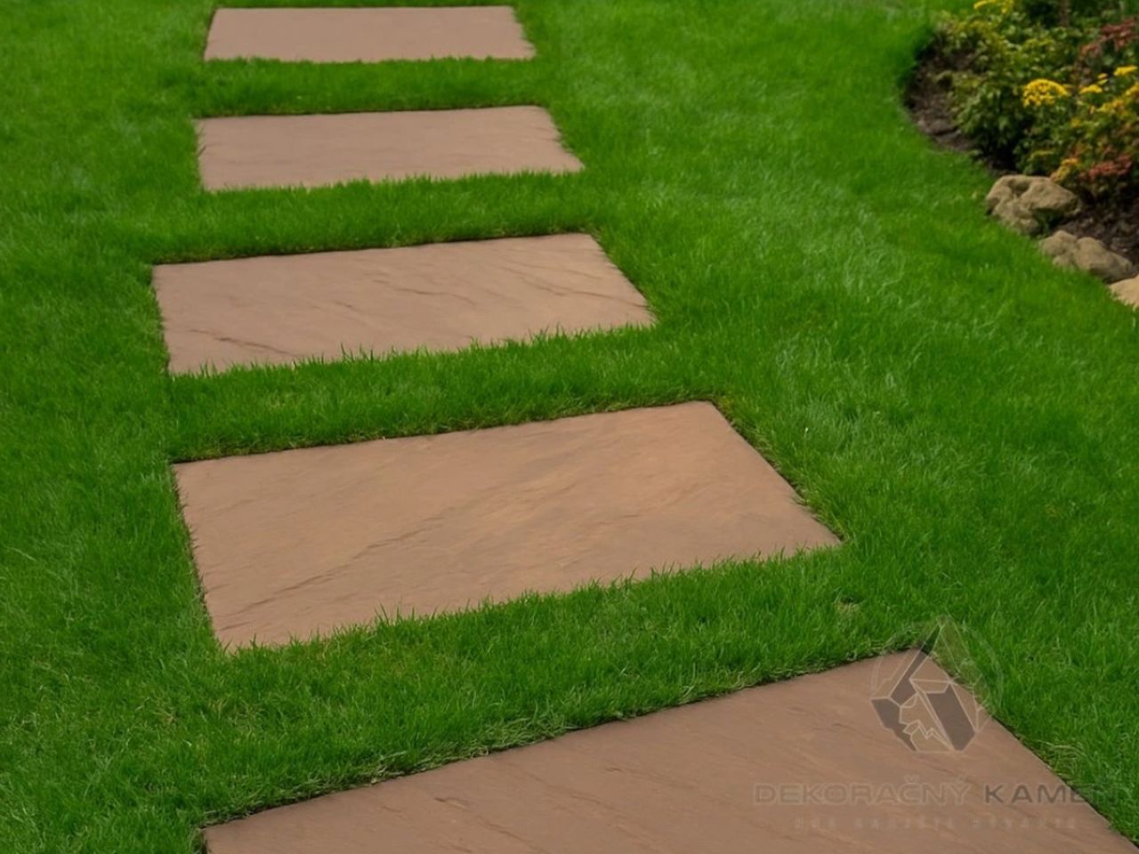 Dekoratívny chodník zo šľapákov v záhrade