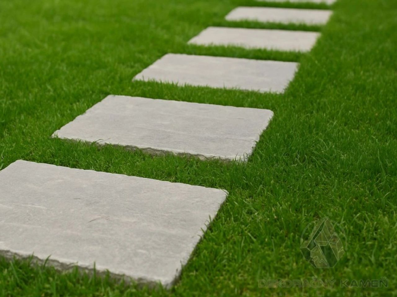 Šľapáky do trávnika – prístupová cesta