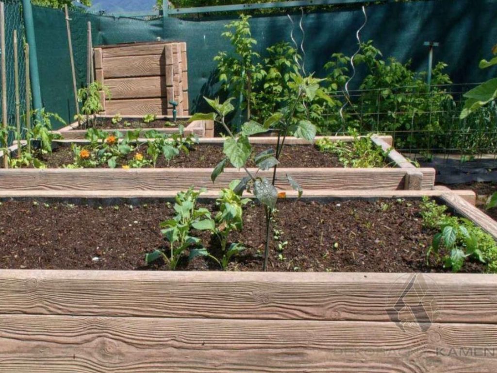 Betónový záhon v imitácii dreva