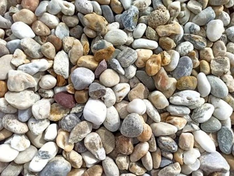 Riečny kameň D-mix okolo rodinného domu