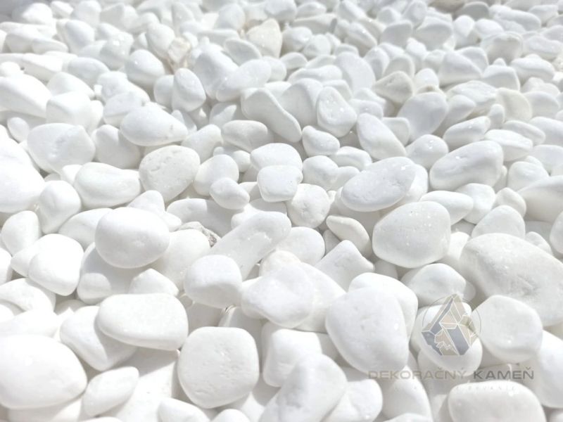 Thassos White biely dekoračný okruhliak okolo domu