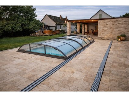 Travertinova dlazba okolo bazena