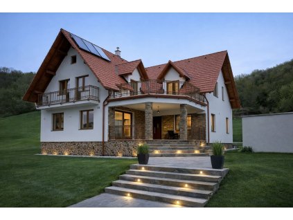 sokel domu z andezitu