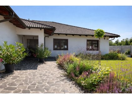 Andezitova dlazba chodnik pri dome