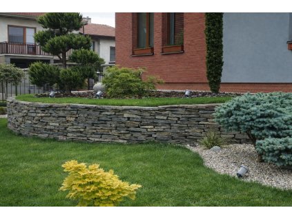 oporny murik z kamena