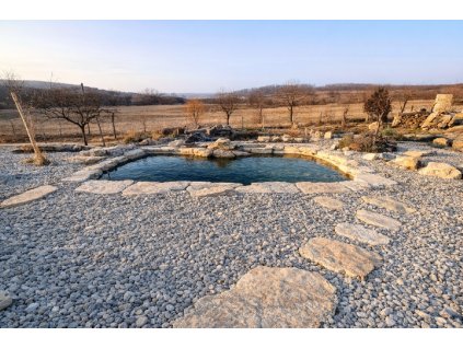 nášlapné kamene okolo jazierka