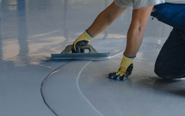 Prečo sú kancelárske podlahy stále častejšie z epoxidu alebo polyuretánu?