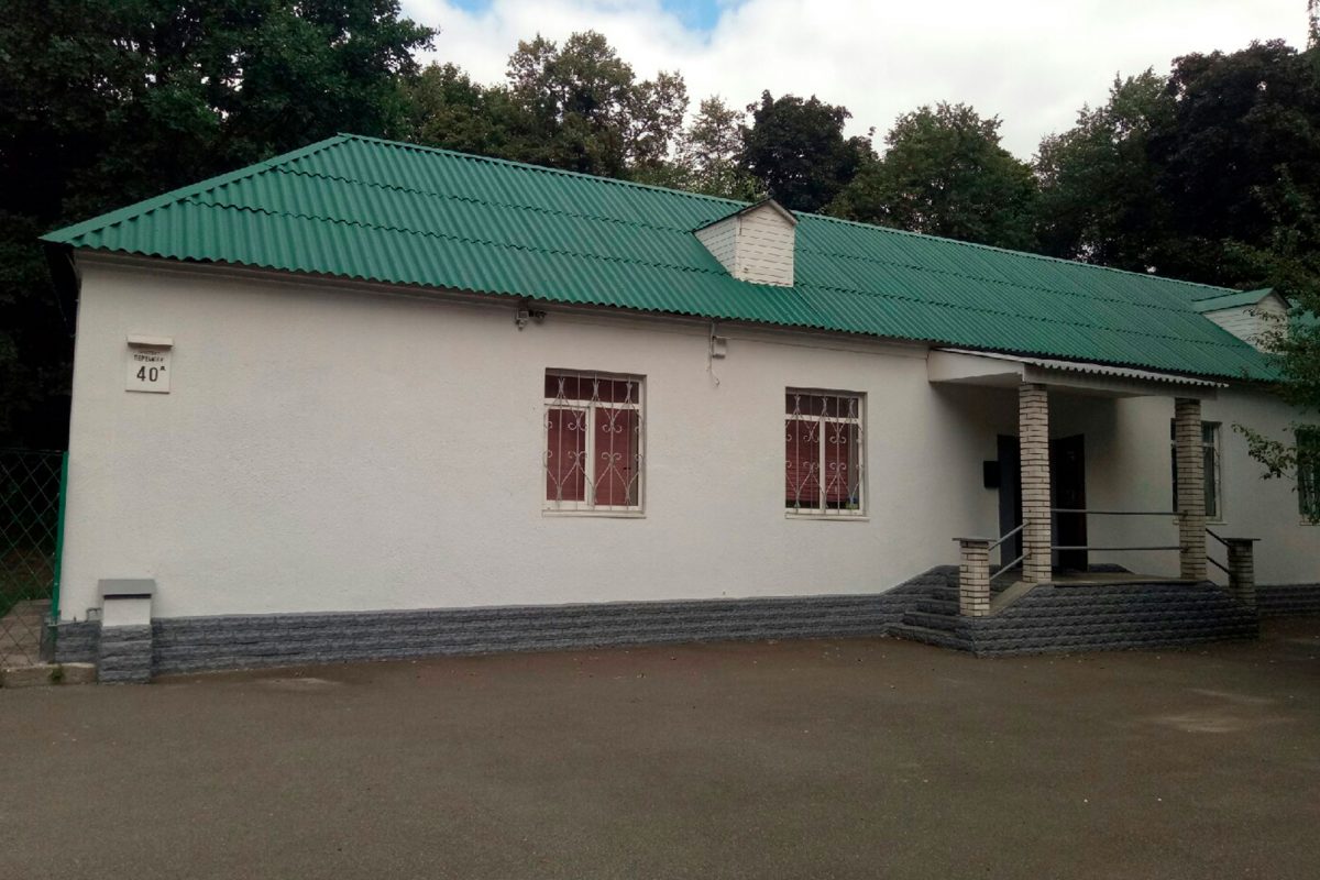 Ako naniesť gumovú farbu na strechu?