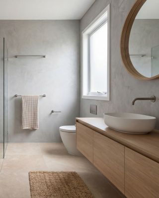 Minimalistická, čistá a pritom útulná kúpeľňa? 🛁 Svetlosivá betónová stierka krásne odráža svetlo, opticky zväčšuje...