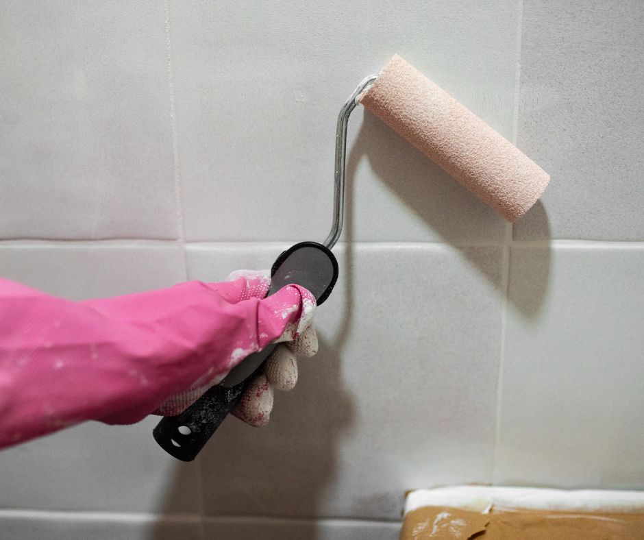 Barva na kachličky: Jak jednoduše renovovat obklady bez bourání