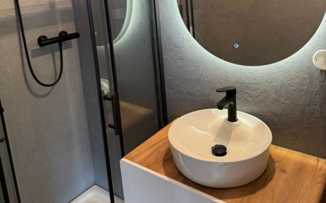 Stěrka do koupelny místo obkladů: Stylové a praktické řešení