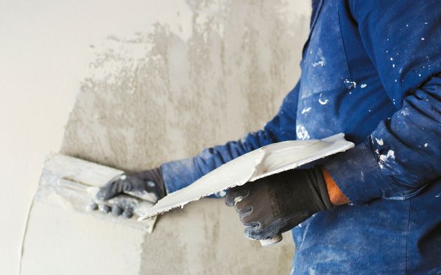 Fasádní barva na starou omítku: Co zohlednit před nátěrem