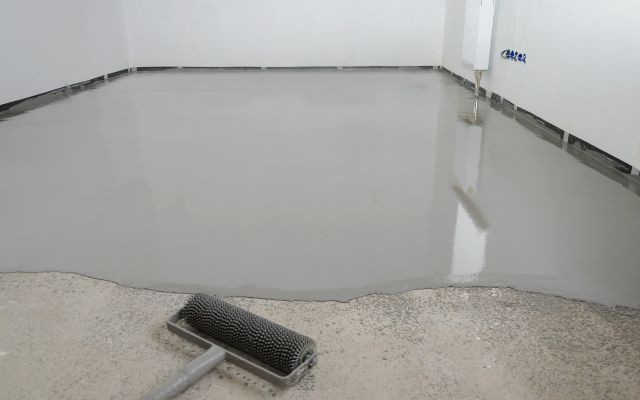 Mrazuvzdorná samonivelační stěrka: Kdy a proč ji zvolit