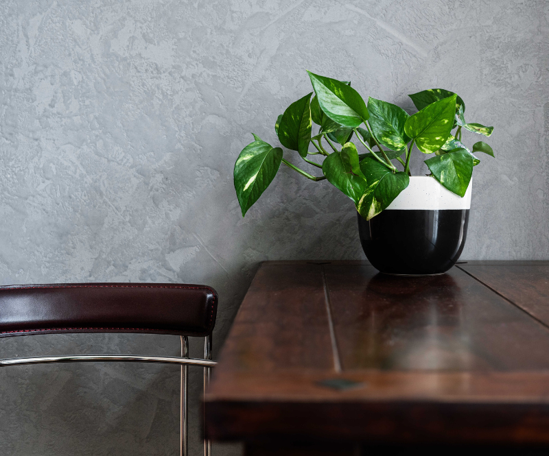 Betonová stěrka na stěnu světle šedá