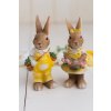 Zajačí pár s mrkvou a tulipánmi 18cm