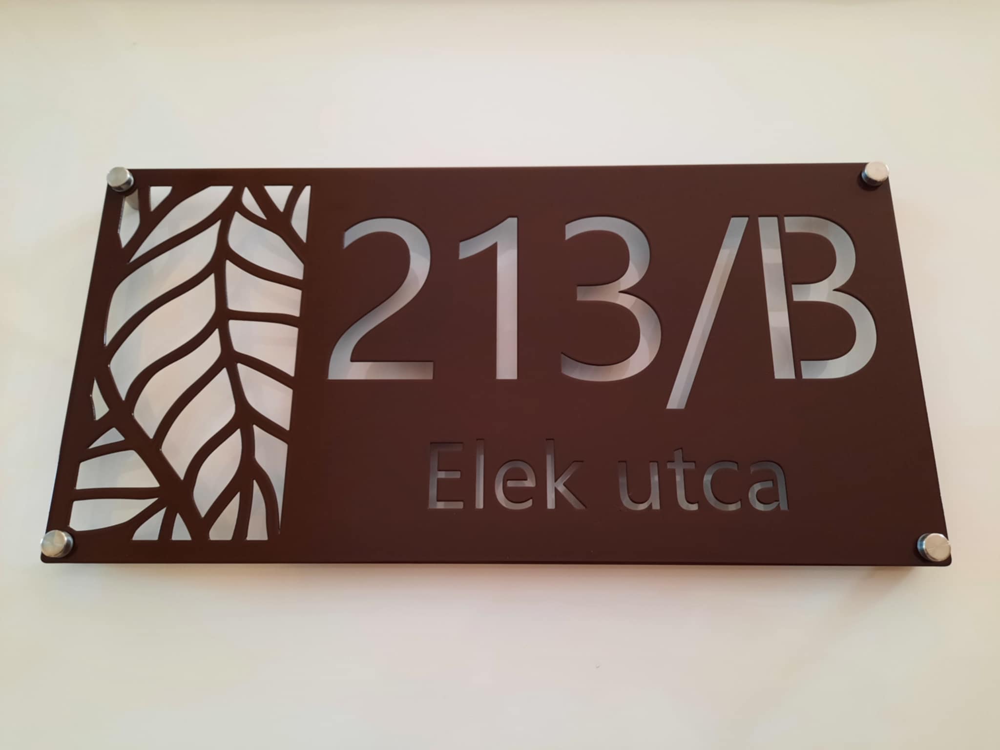 Levél mintás házszámtábla