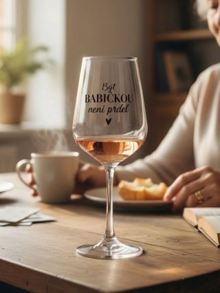 Být babičkou není prdel 😄 Ale s touhle skleničkou to půjde o dost líp! 🍷💖 🎁 Skvělý dárek pro každou babču, co má styl. 👉...