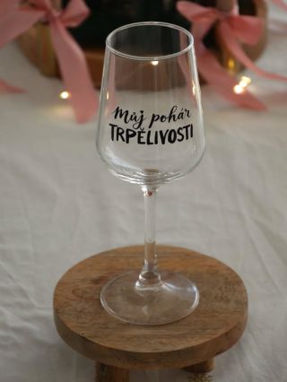 Protože někdy prostě potřebujeme dolít… 🍷 Originální sklenička, která potěší každou ženu s láskou k vínu i humoru....