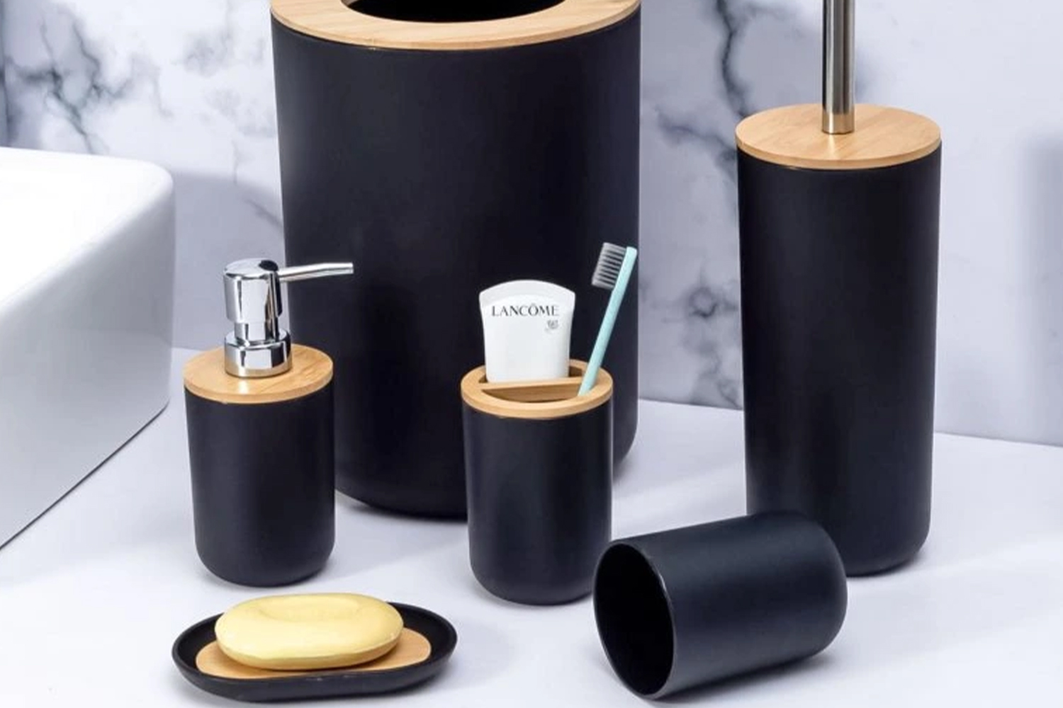 Prohlédněte si naši nabídku koupelnových doplňků. Co by ve vaší koupelně nemělo chybět?