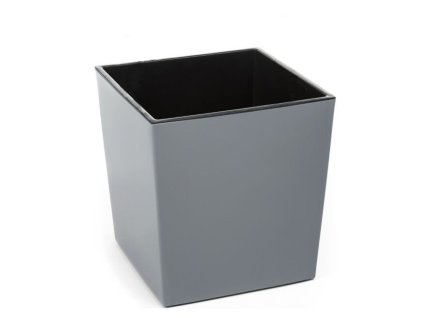 Světle šedý čtvercový květináč pod stromeček
