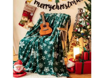 Vánoční deka se sněhovými vločkami na zeleném podkladu KFJ 09