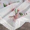 Kuchyňská záclonka ARI zdobená potiskem magnolií a krajkou 150x30cm