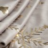 361016 3 vianocny zamatovy behun na stol v bezovej farbe so zlatymi vlockami 40 x 140 cm