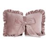 378027 dekoracny zamatovy vankus v tvare masle s volanikom v pudrovoruzovej farbe