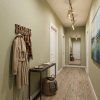 Dřevěný nástěnný věšák HOME – Dub hnědý 5