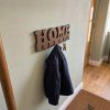 Dřevěný nástěnný věšák HOME – Dub hnědý 6