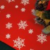 Piros karácsonyi asztali futó hópelyhekkel