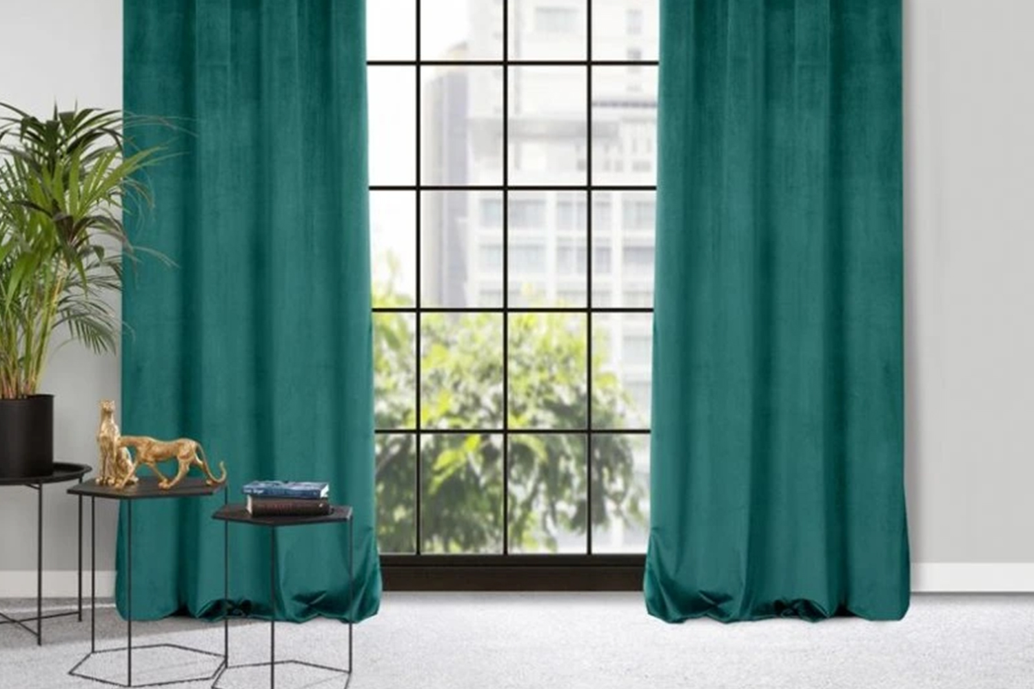 Zamatové vs. tieniace závesy: Ktoré sú vhodné pre rôzne miestnosti?