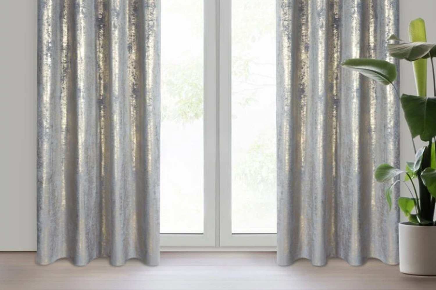 Praktický sprievodca výberom závesov: Kedy zvoliť zamatové a kedy tieniace?