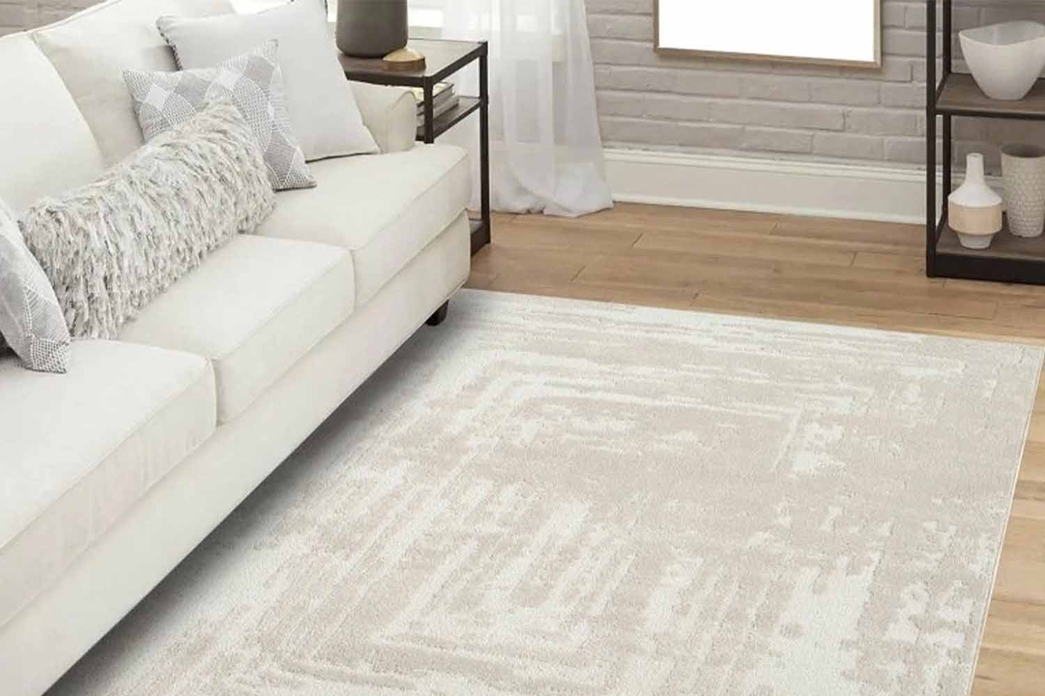 Ako vyčistiť koberec od škvŕn bez poškodenia? Tipy na bežné aj odolné nečistoty