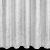 Biely zamatový záves so striebornou potlačou