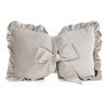 Dekoračný zamatový vankúš v tvare mašle s volánikom v béžovej farbe