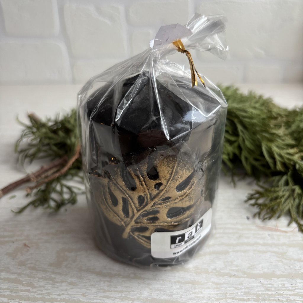 Černá svíčka se zlatým listem