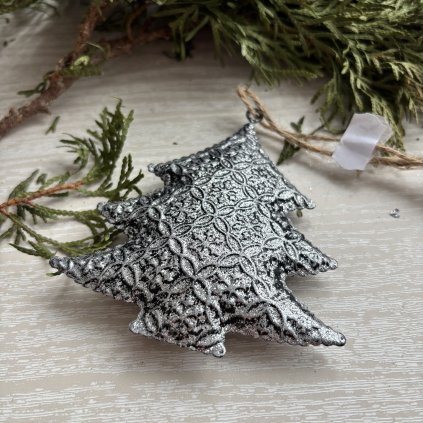 Plastiský kovový stromeček na zavěšení