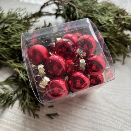 Sada červených baněk