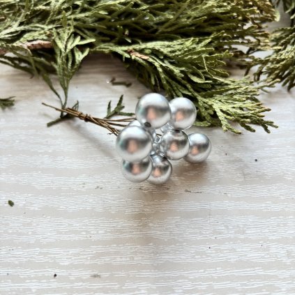 Svazek stříbrných kuliček