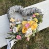 Dekorační věnec na dveře s květinami - kód: JAR 16
