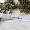 Stužka s nápisem Vzpomínáme