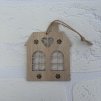 Závěsný dekorační domeček dřevěný 8x6 cm - kód: VMX80